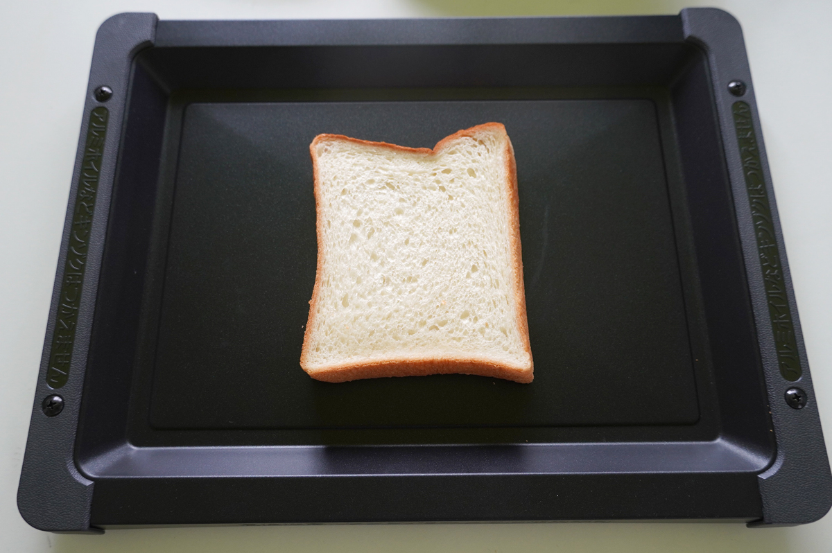 グリルプレートの中心に置きます。最大2枚まで焼くことができます