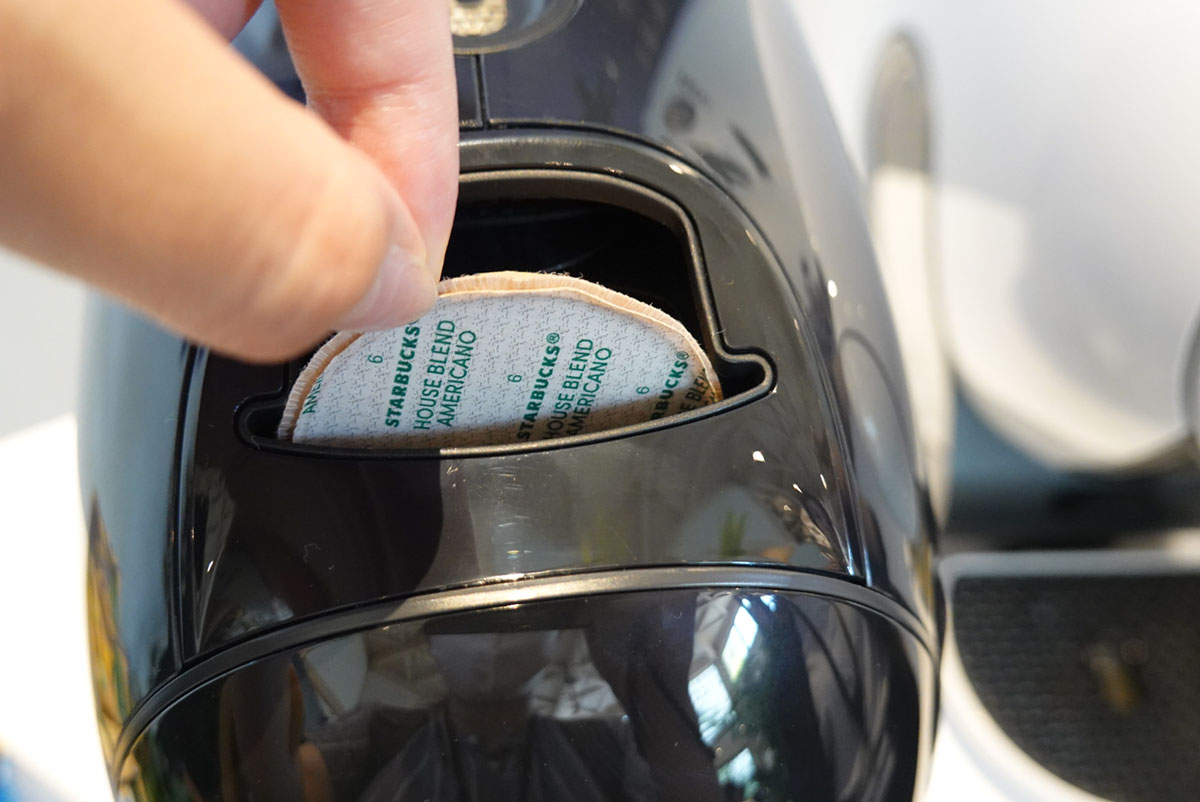 本体にセットして蓋をし、ボタンを押すだけで自動で抽出がスタートする