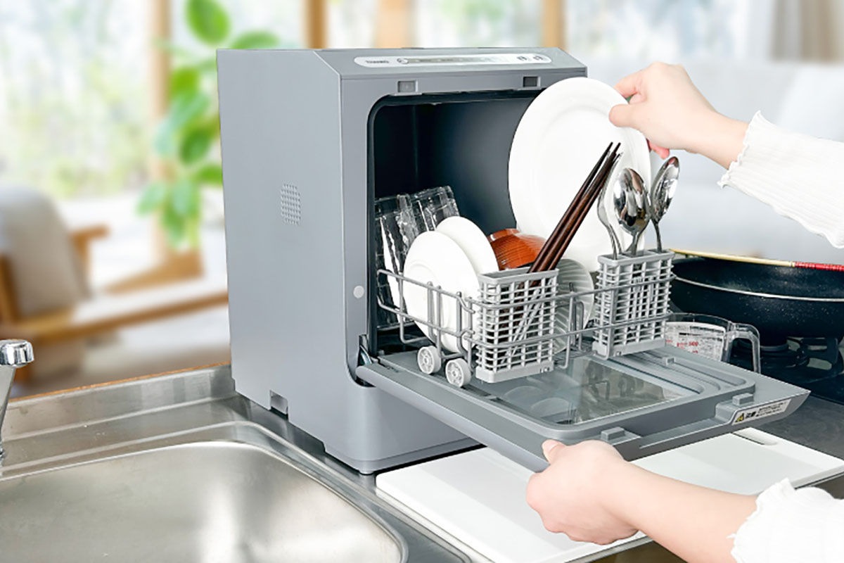 タンク式食洗機 ラクアmini color。写真のカラーはミスティブルー