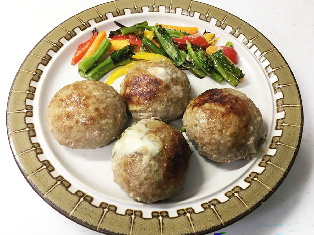 レコルト「ハイスチームエアーオーブン RAO-3」を使えば、ほったらかしで肉汁を閉じ込めてパンパンに膨らんだ絶品ハンバーグ(チーズ入り)が作れる
