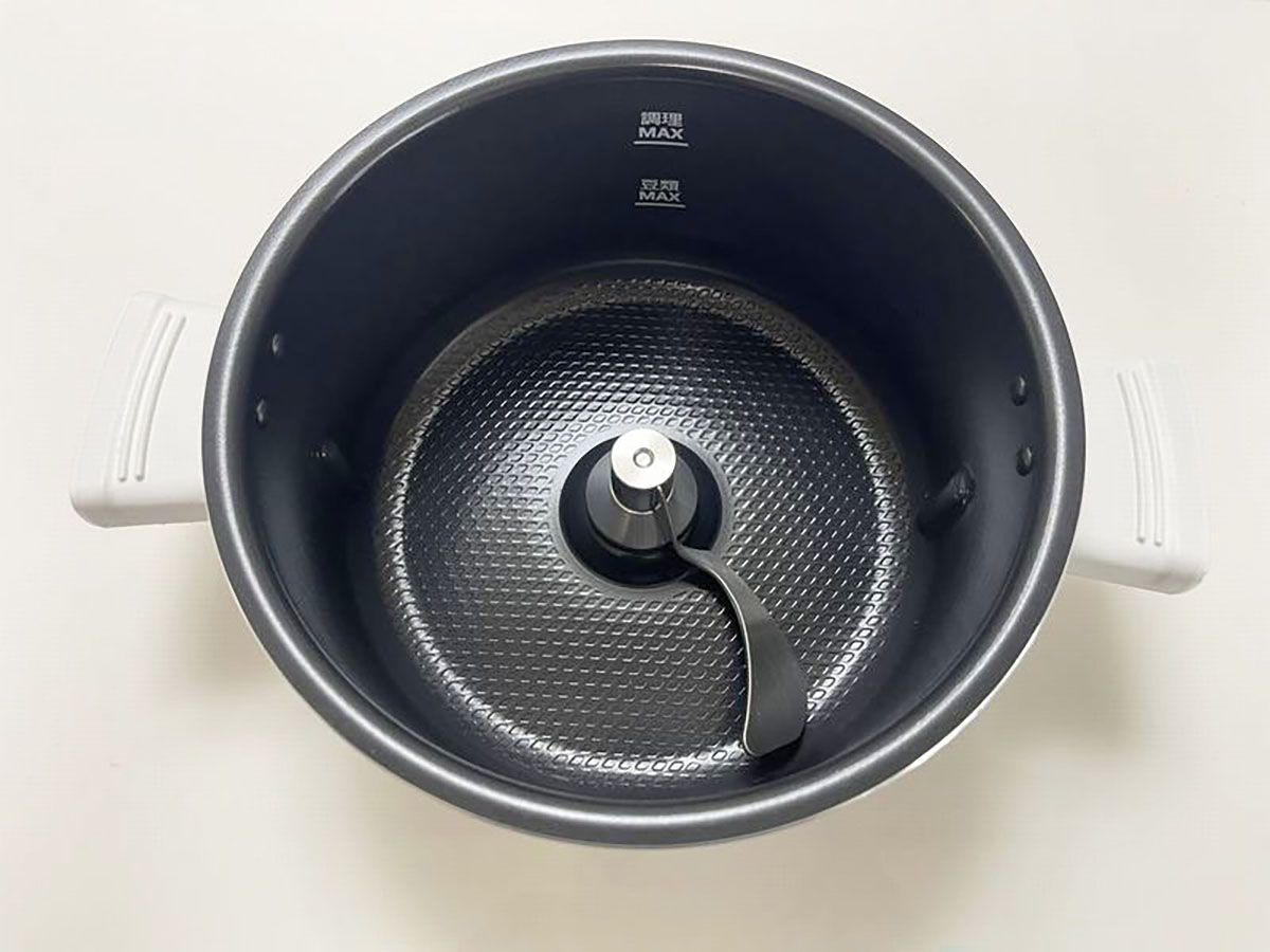 内鍋に鍋底から自動でかき混ぜる「かきまぜパドル」が付けられる。持ちやすい大きな取っ手があるのもうれしい