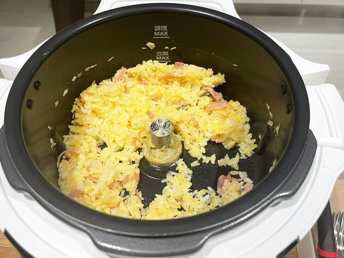 ベーコン・長ネギなどの具材を炒めてから、卵を混ぜ込んだご飯を入れるという手順が必要だが、10分でパラパラのチャーハンが作れる