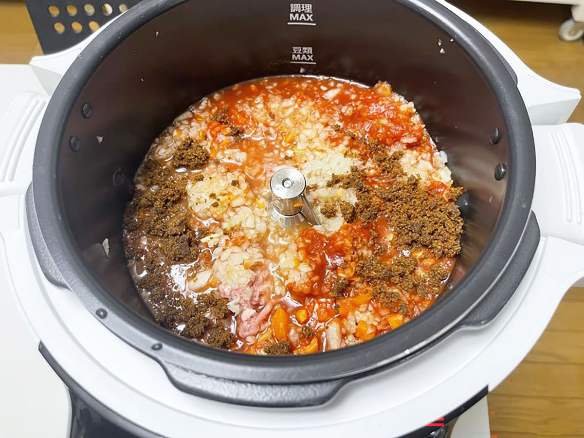 圧力調理とかき混ぜ機能を組みあわせて作るキーマカレーは「カレー」モードで