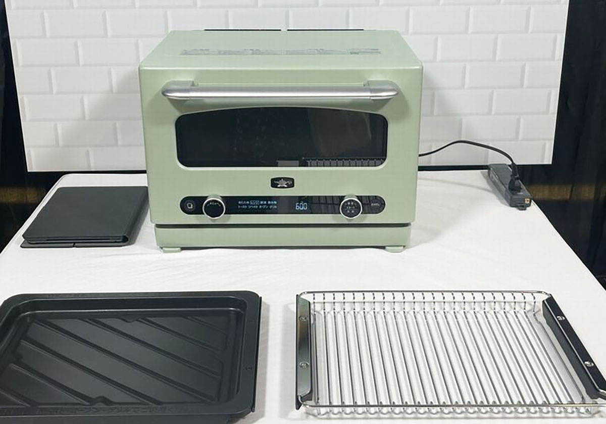 日本エー・アイ・シー「アラジン グラファイト オーブンレンジ AEM-G14A」。価格はオープンで、市場想定価格は67,100円前後。カラーはグリーンとホワイトの2色展開