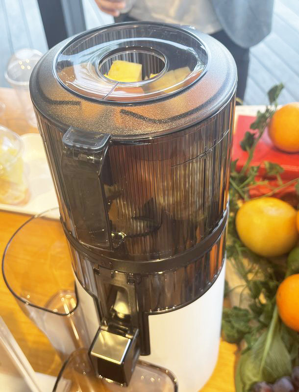 130mmの大きな投入口&1.8Lの大容量メガホッパー搭載でりんごやニンジンも切らずに丸ごと投入できる