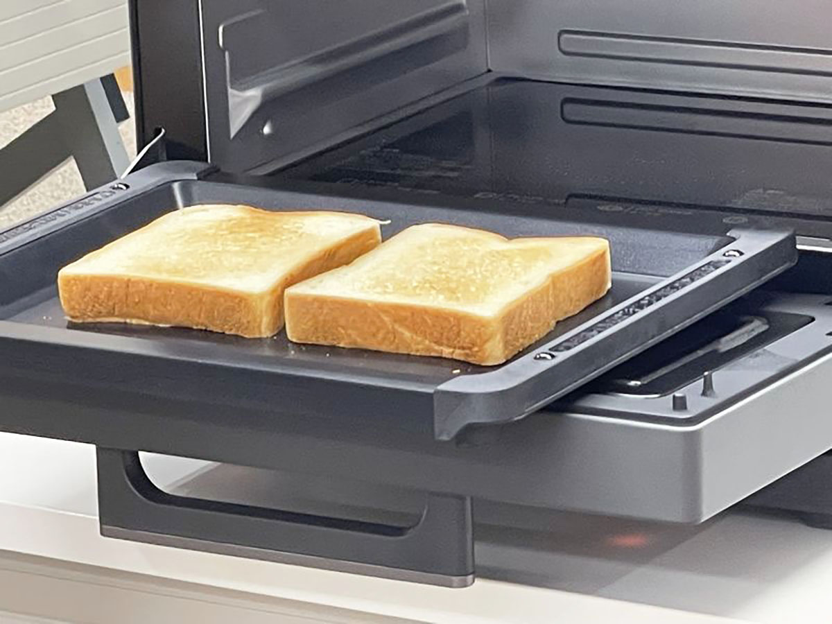 付属のグリルプレートにのせて焼けば、「トーストモード」でひっくり返さずに約4分でこんがりおいしくトーストできる