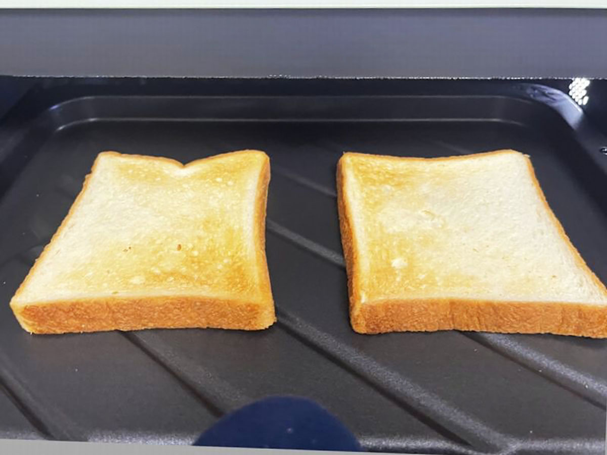 1枚焼きならレンジ業界最速の約3分40秒で焼き上げるトースト機能。2枚でも約4分だった