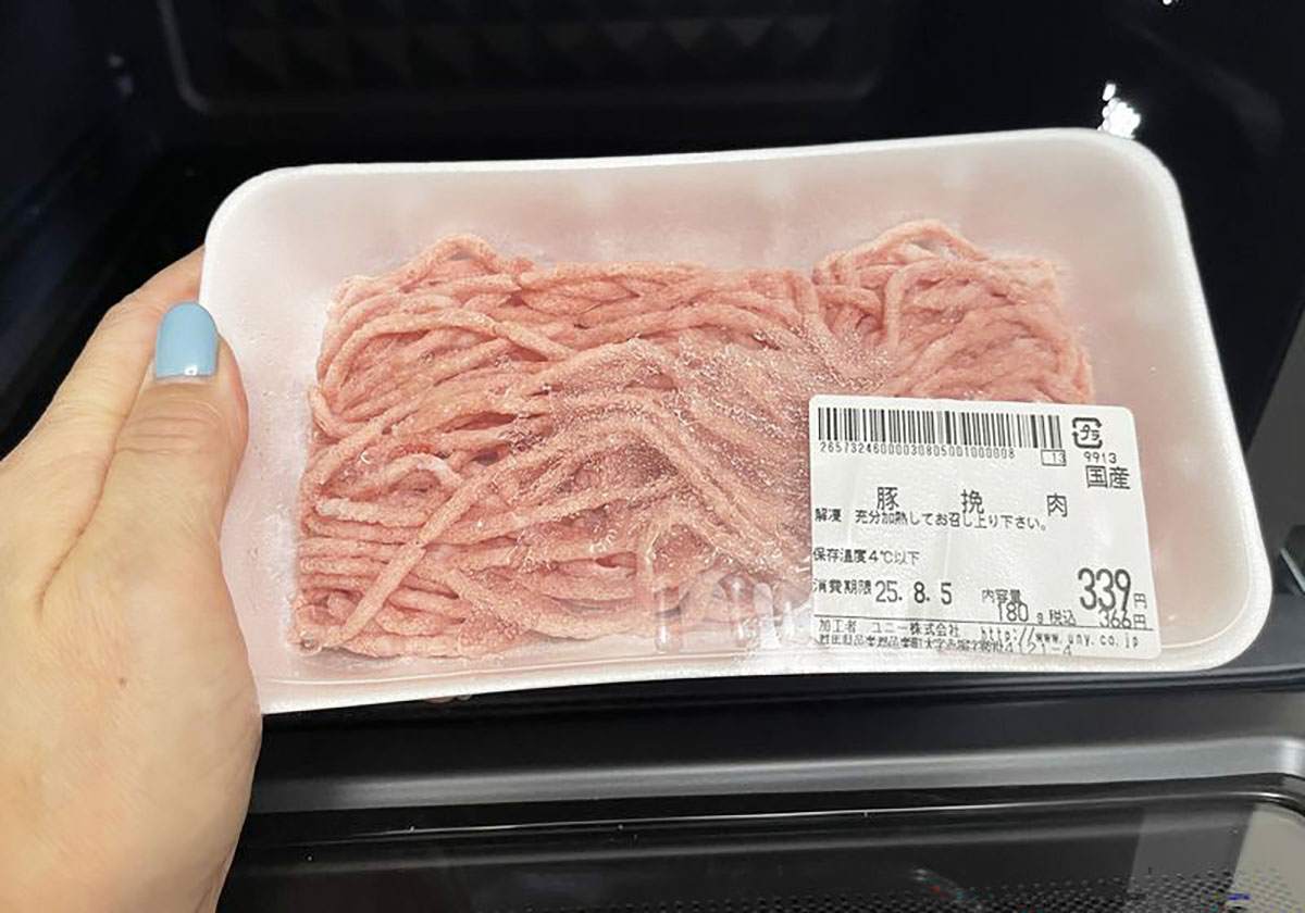 冷凍のひき肉の解凍は自動メニューの「解凍」を選び、重量を設定して行なう