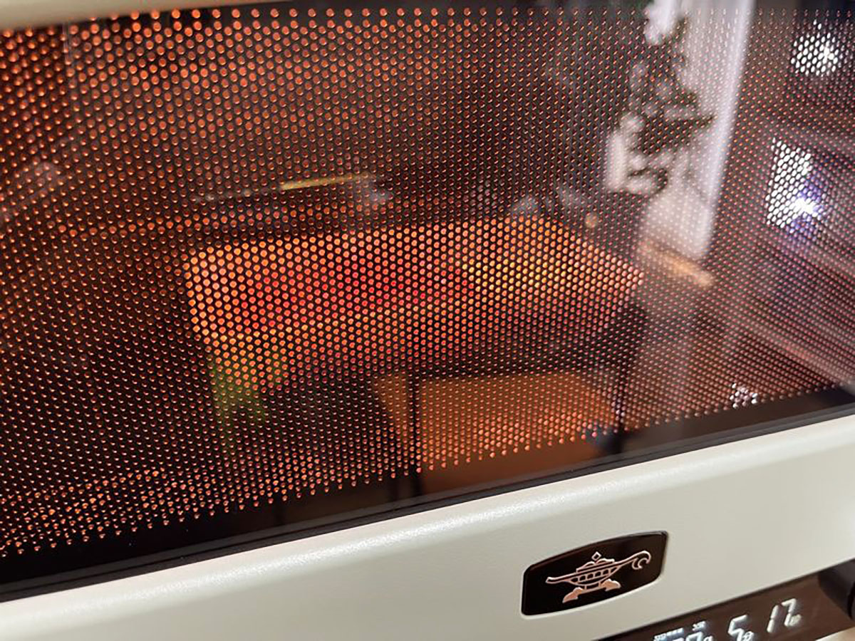 解凍開始から20～30秒だけ、グラファイトヒータによるヒーター加熱が行なわれ、表面の氷を溶かしてレンジ機能が働きやすくさせる