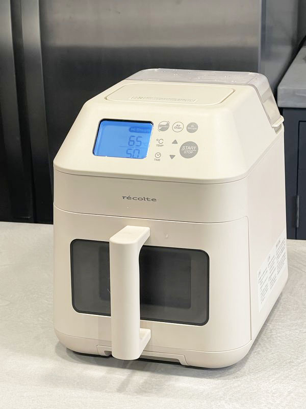 「ハイスチームエアーオーブン RAO-3」。価格は29,700円。カラーはナチュラルブラックとクリームホワイトの2色展開。約100ページの専用レシピブックも付属している