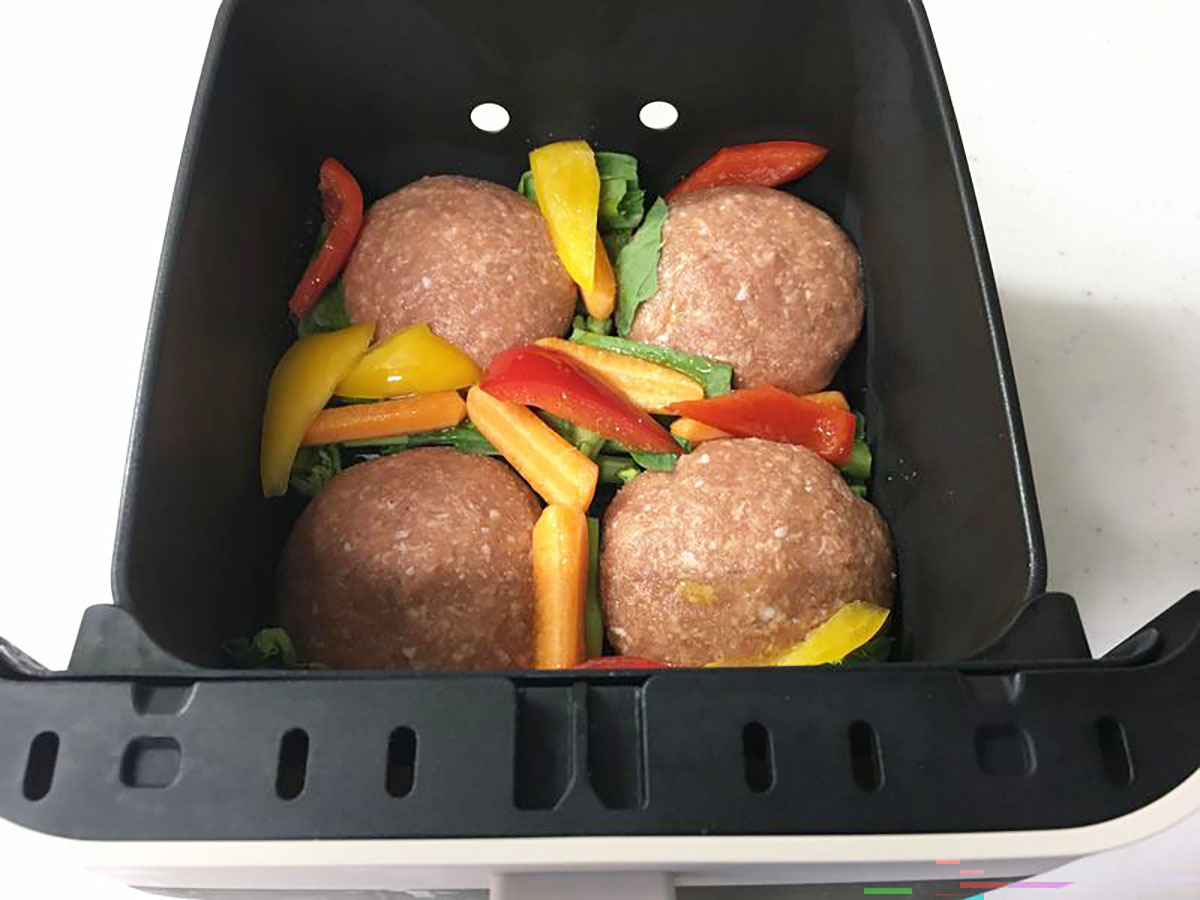 ハンバーグもバスケットに入れたら、ハイスチームモード「180℃/18分」でOK