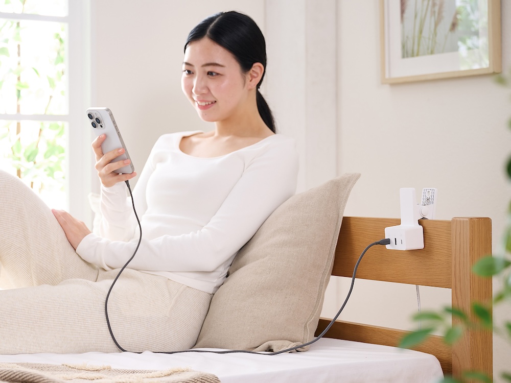 就寝時にベッドの枠に挟んで手元で機器を充電可能