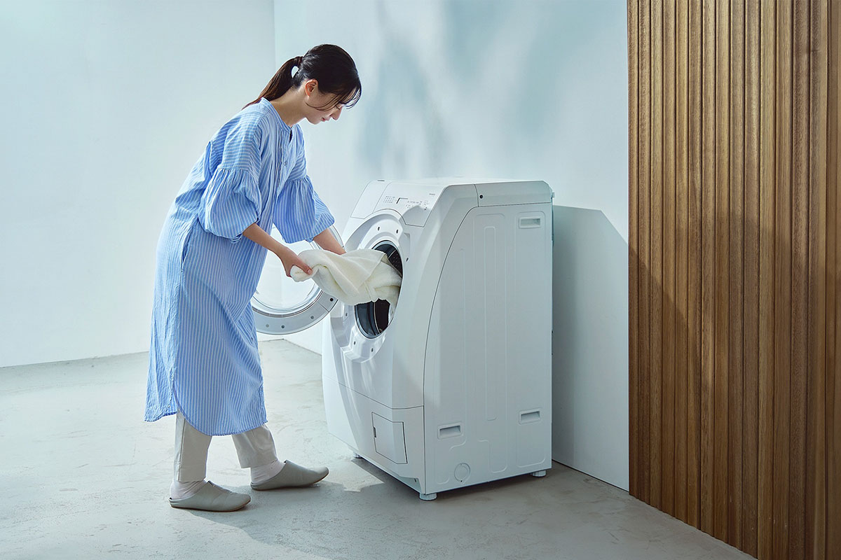 洗濯槽を15度傾けることで中が見やすく、立ったままでも衣類が取り出しやすい