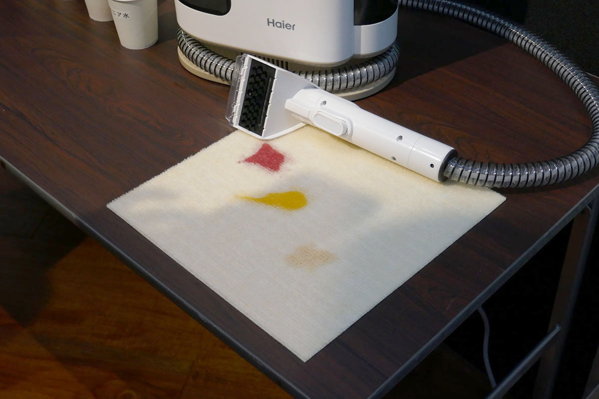 手前から離乳食、オレンジジュース、ワインをこぼしたカーペット