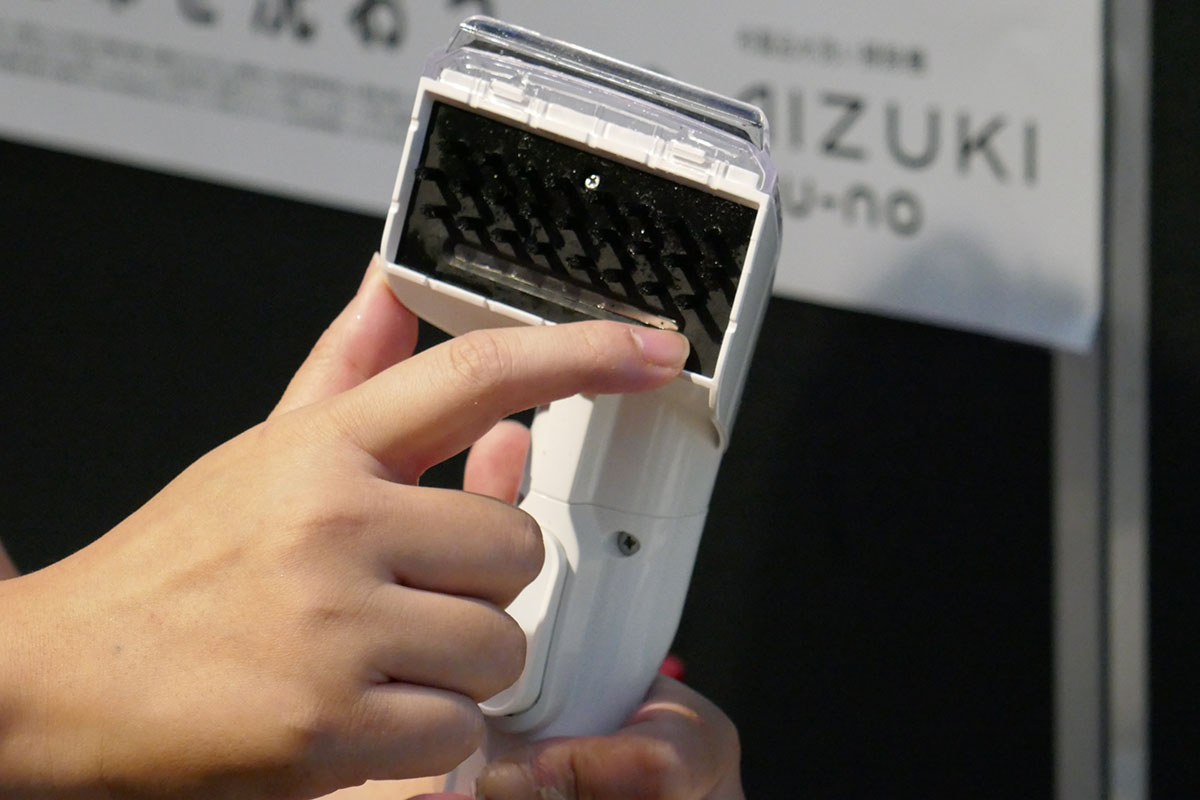 標準ブラシ。スチーム孔を配置する