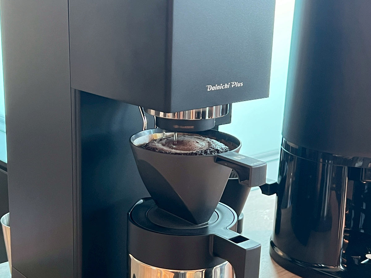 ハンドドリップを再現するため回転式ノズルを採用