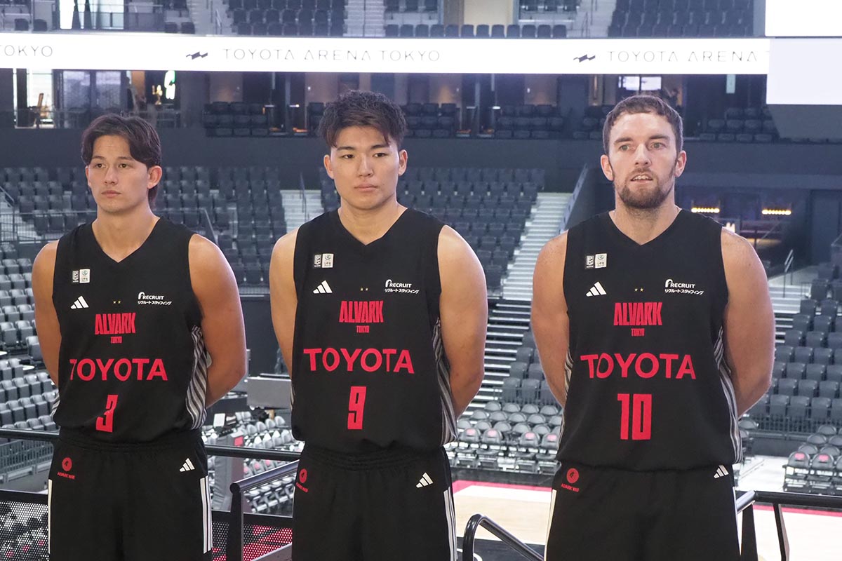 新アリーナとなるTOYOTA ARENA TOKYO(トヨタアリーナ東京)で新たな気持ちで試合できることを心待ちにしていると語ったテーブス海選手(左)、安藤周人選手(中央)、ザック・バランスキー選手(右)