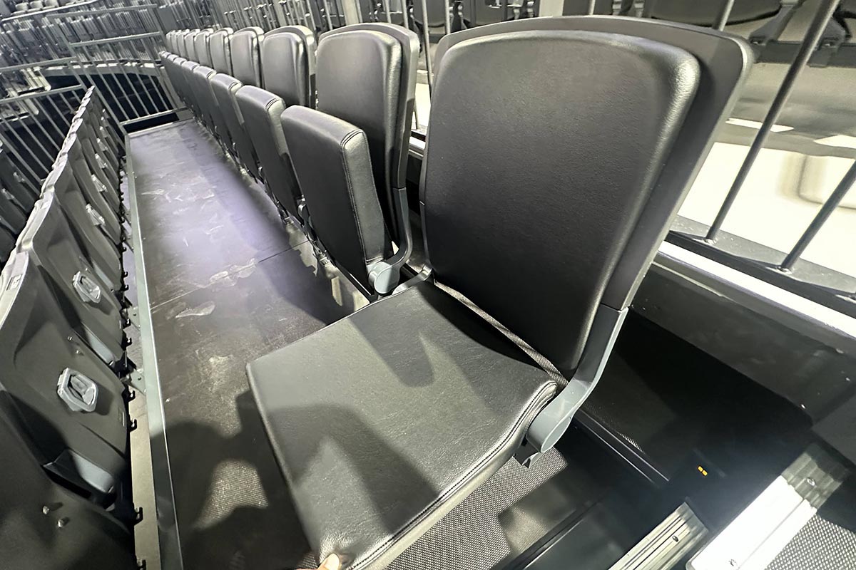 全席レザーシート。写真は上層席