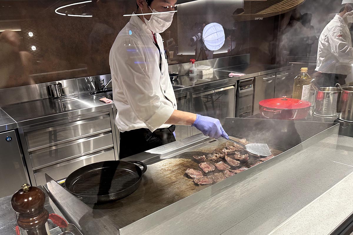 調理の様子も楽しみながら食事が提供される