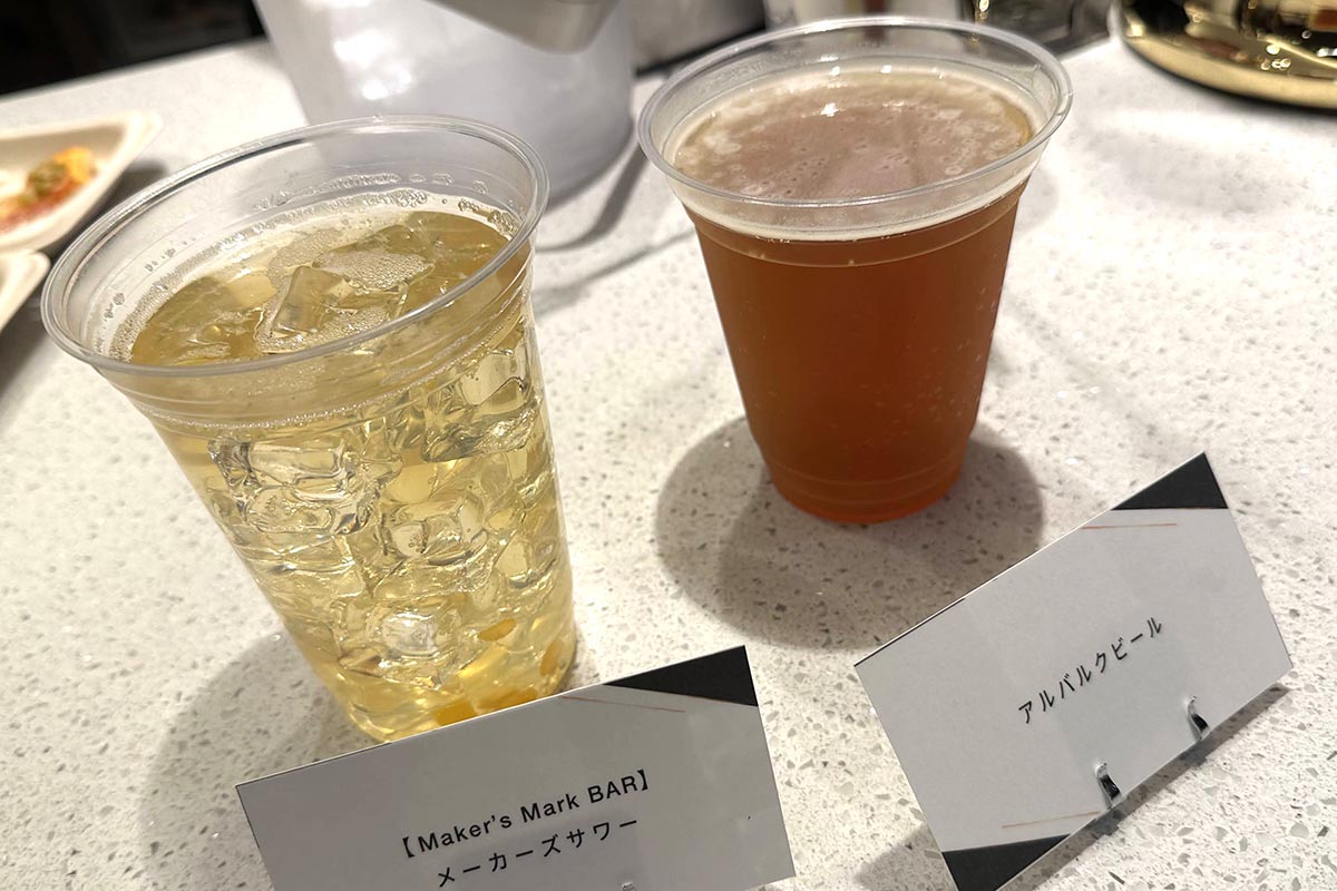 特製のアルバルクビール(右)なども観戦の楽しみの一つ