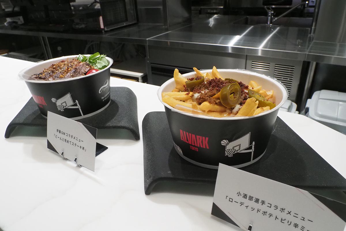 選手やスタッフとのコラボメニューも提供。写真はアルバルク東京の小酒部泰輝選手、伊藤大司GMがプロデュースしたメニュー