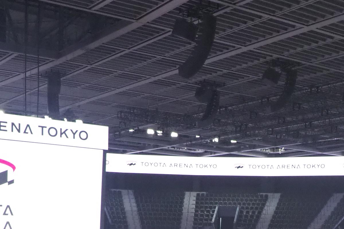 天井に備えたラインアレイスピーカーなどで音響も大迫力