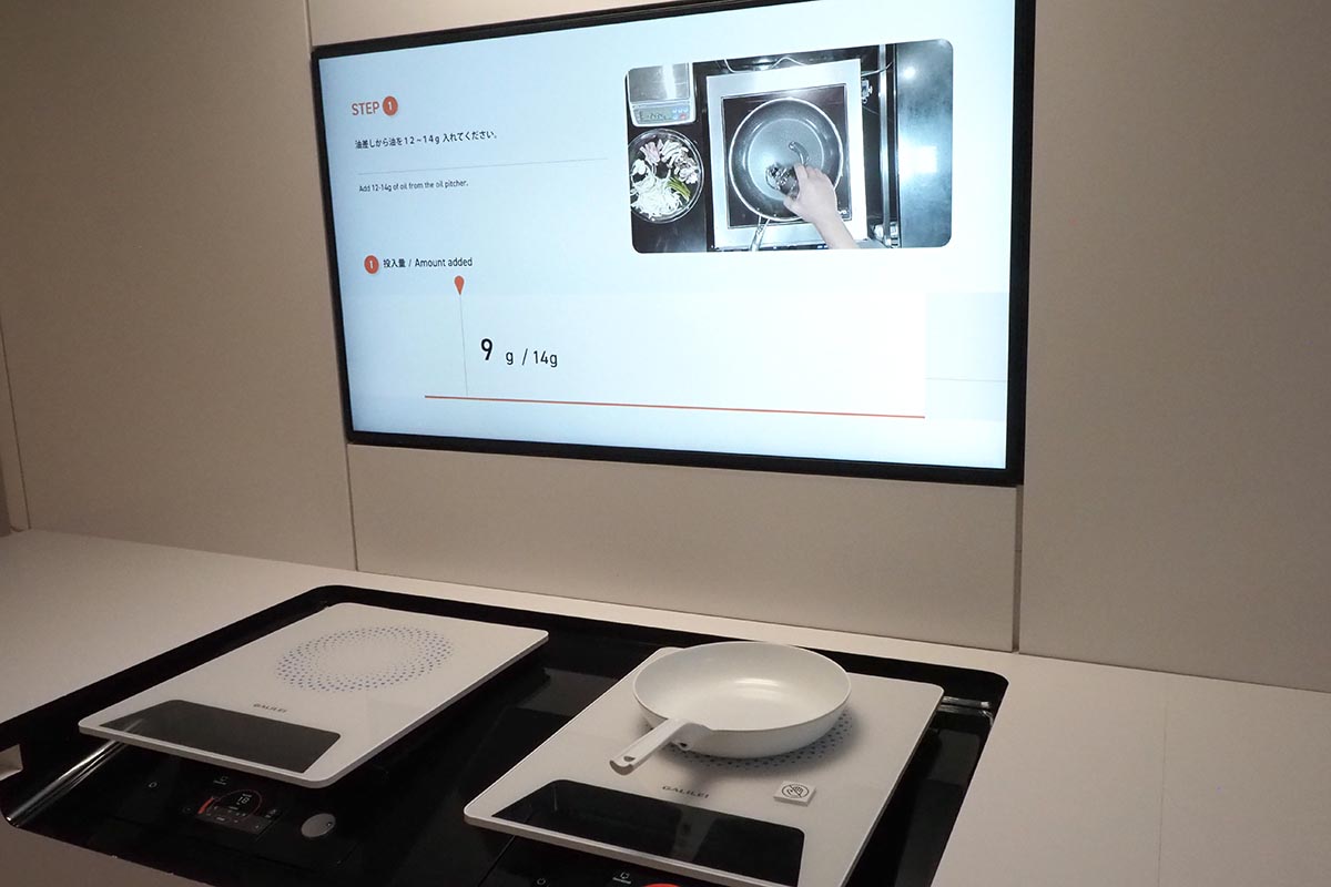 映像に合わせたタイミングで食材や調味料を入れ、かき混ぜなどを行なう