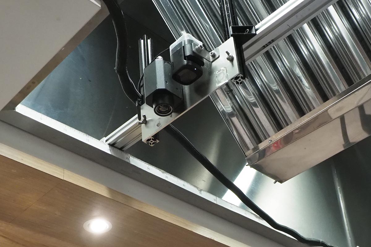 カメラやモニターなど様々な周辺機器と調理機器(IHクッキングヒーター)が連動