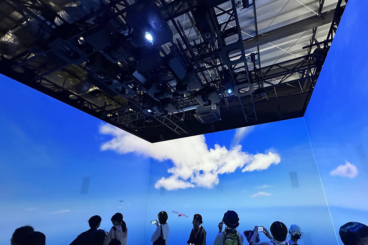 3面ディスプレイで空を旅するような迫力の映像を体感