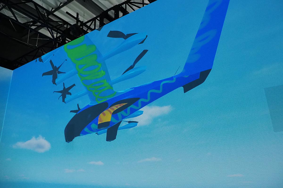 自作デザインの空飛ぶクルマと一緒に空を旅するような体験ができた