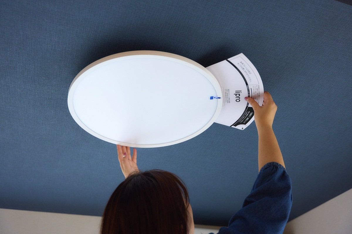 先にアダプターに「補助取付カード」を貼り付け、本体の矢印と合わせてから引き抜きます