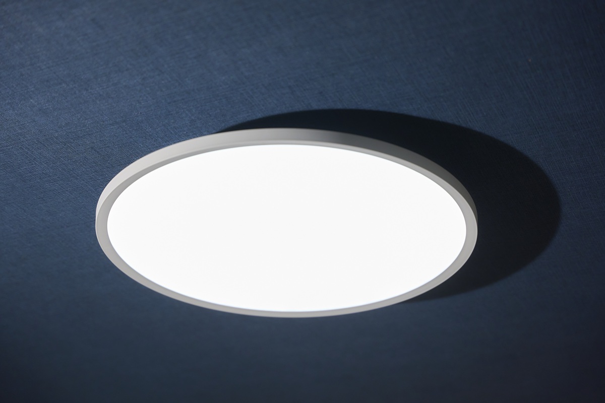 明るい! とは思うものの、LED特有の突き刺すような眩しさはありません