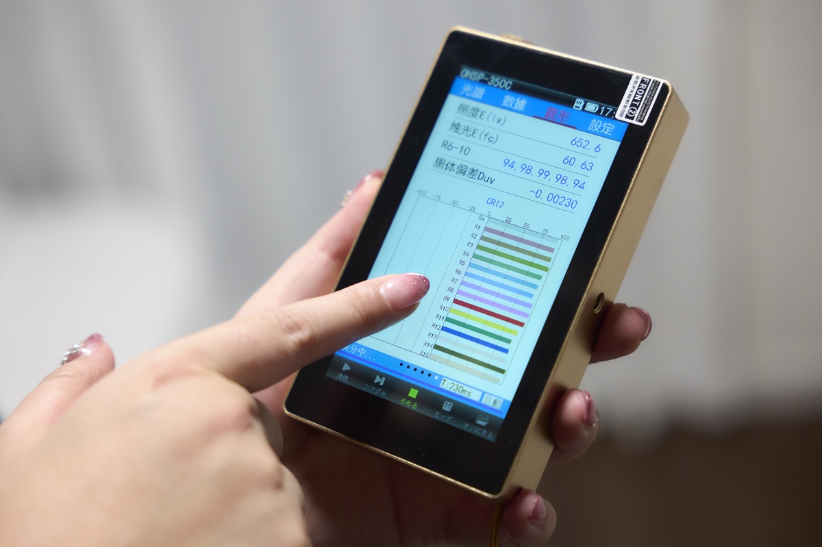 赤色を示す「R9」は98もあるほか、どの数値も太陽光に近い演色性を示していました