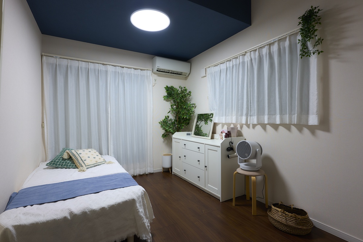 昼白色で明るさ100%の「全灯」モード。目が覚めるような明るさですが、鋭い強さは感じません