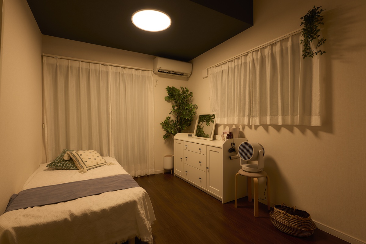 「くつろぎ」モードは、白みをさらに抑え、間接照明のようなあたたかい光に。リラックスタイムにぴったりです