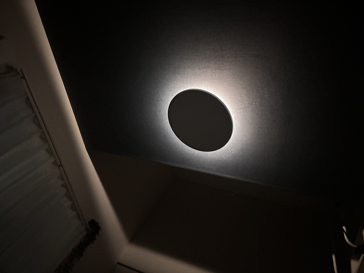 「常夜灯」モードは天井側を照らすので眩しくなく、幻想的な雰囲気に包まれます