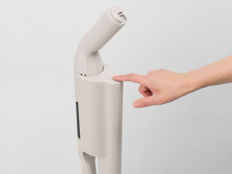 クリーナー本体を集塵ステーションにセットし、ボタンをワンプッシュするとダストボックスからステーションにゴミが移動する