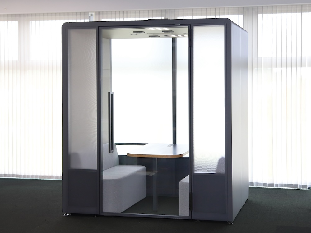 太陽光パネルから回収した板ガラスを再利用した会議ブースの試作品