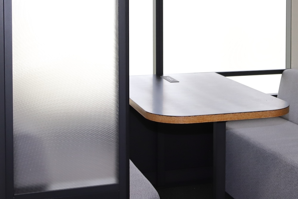 太陽光パネルから回収した板ガラスを再利用した会議ブースの試作品