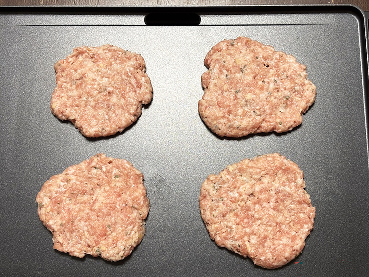 豚ひき肉にパン粉、牛乳、バジル、塩、胡椒を入れて揉み込み、マフィンの大きさに合わせて成形