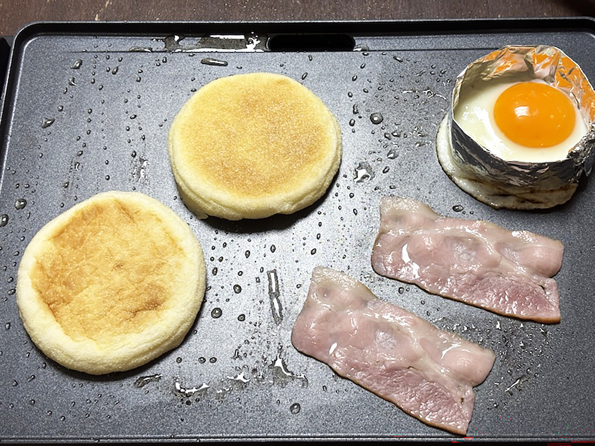 イングリッシュマフィン(パスコ超熟)と卵、ベーコンを焼く