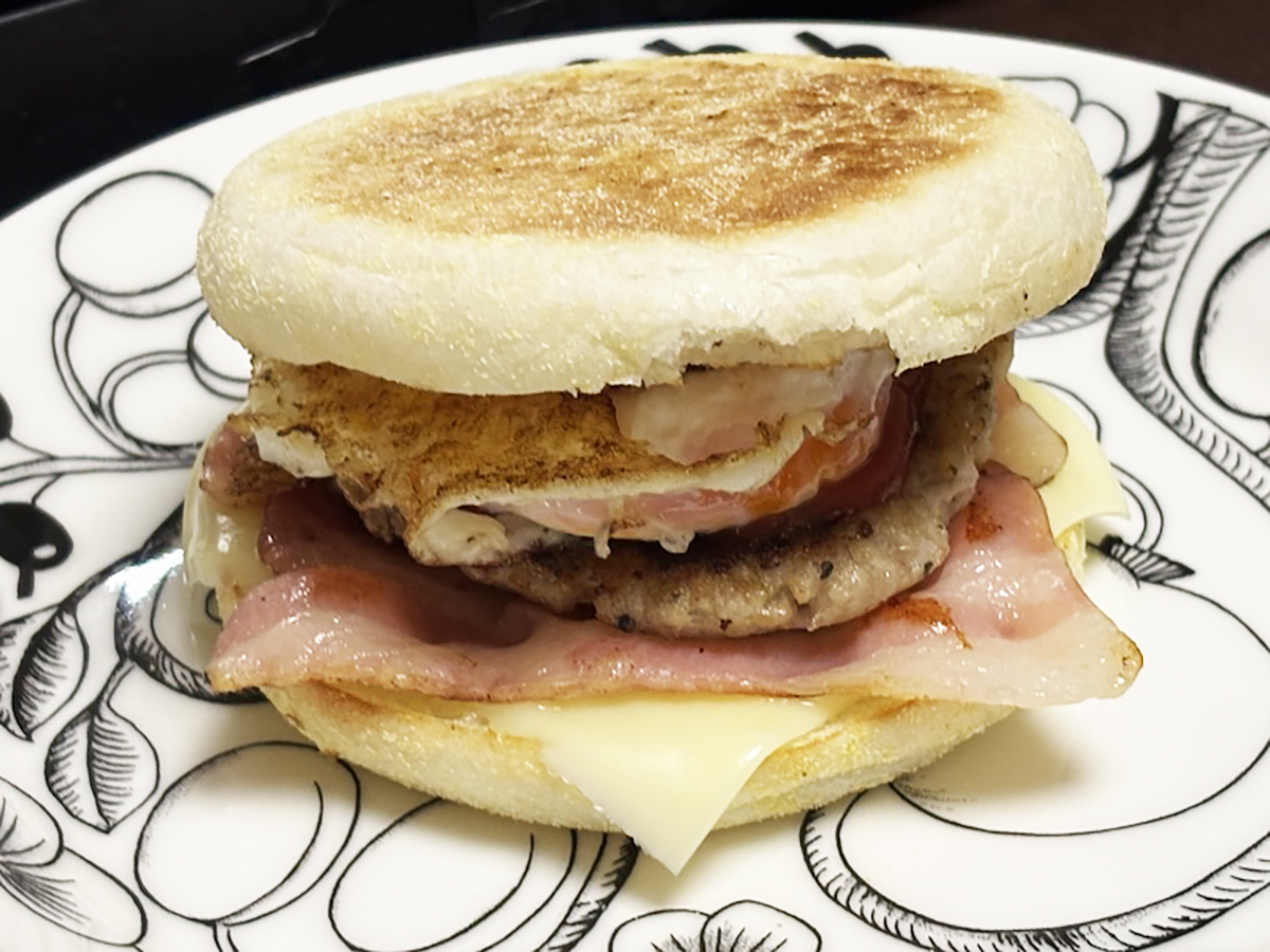 とろけるチーズとベーコン、ソーセージパティ、卵を挟めば完成