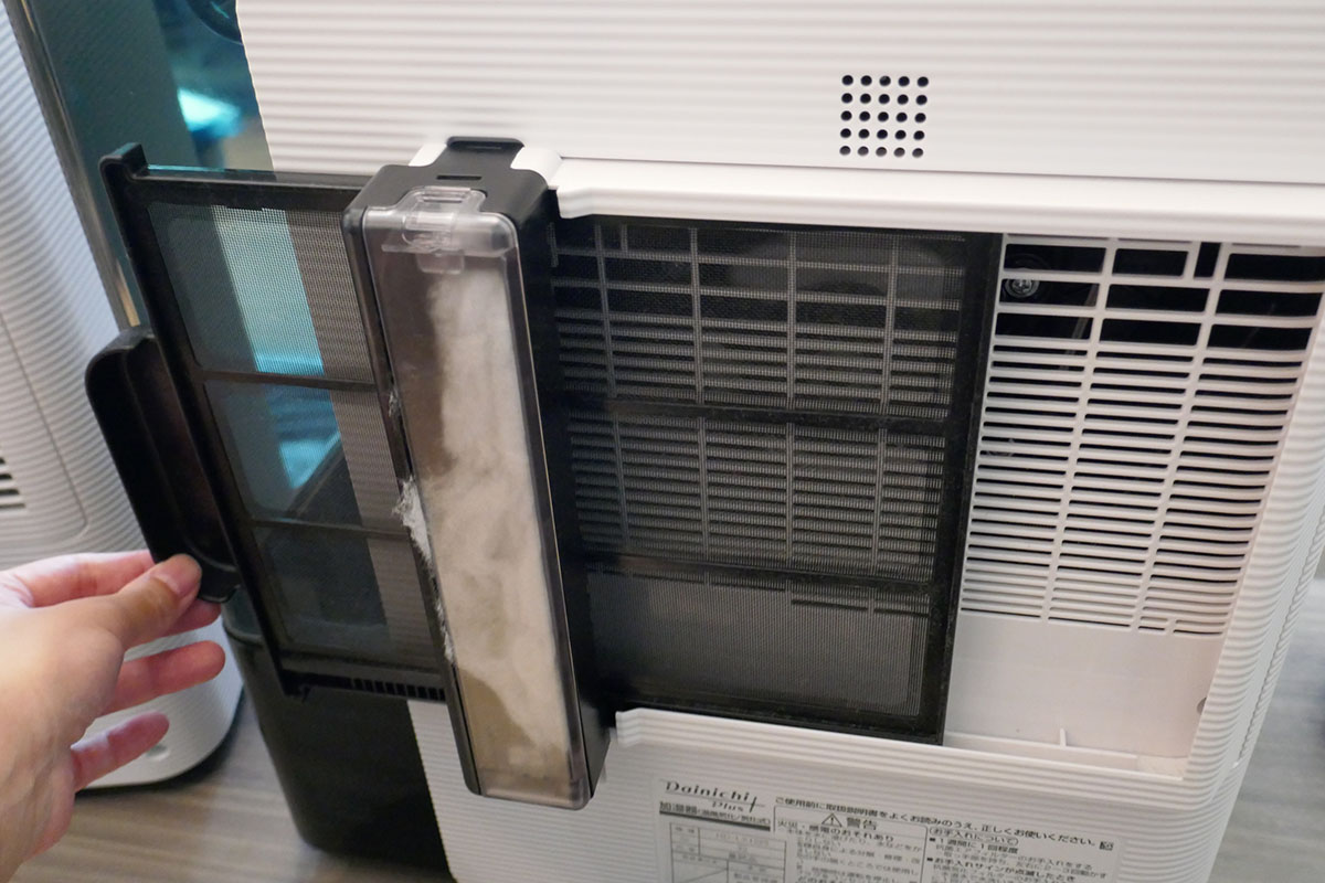 「かんたんフィルタークリーナー」でホコリを取り除く