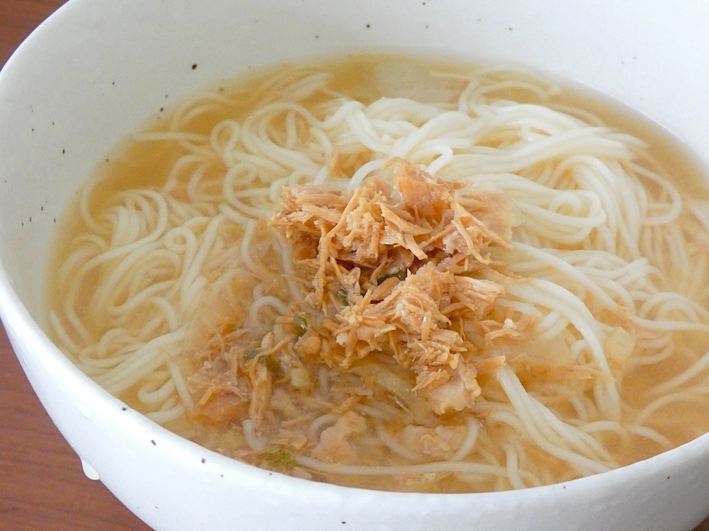 麺にかけただけではビジュアルがやや寂しい