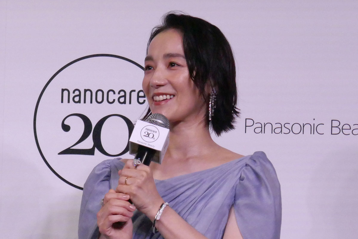 篠原ともえさんは、ナノケアをイメージして自身で作成した衣装を着用
