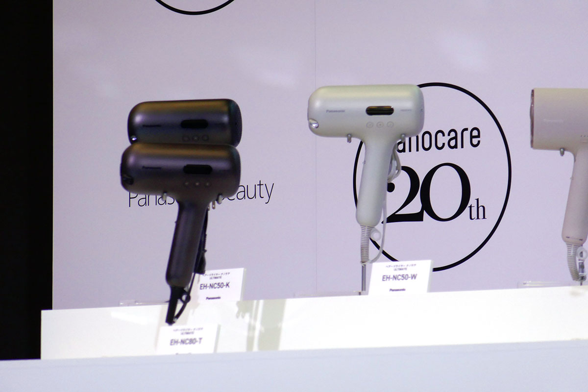 ナノケアが20周年を迎える。写真手前は最上位モデルの「nanocare ULTIMATE EH-NC80」
