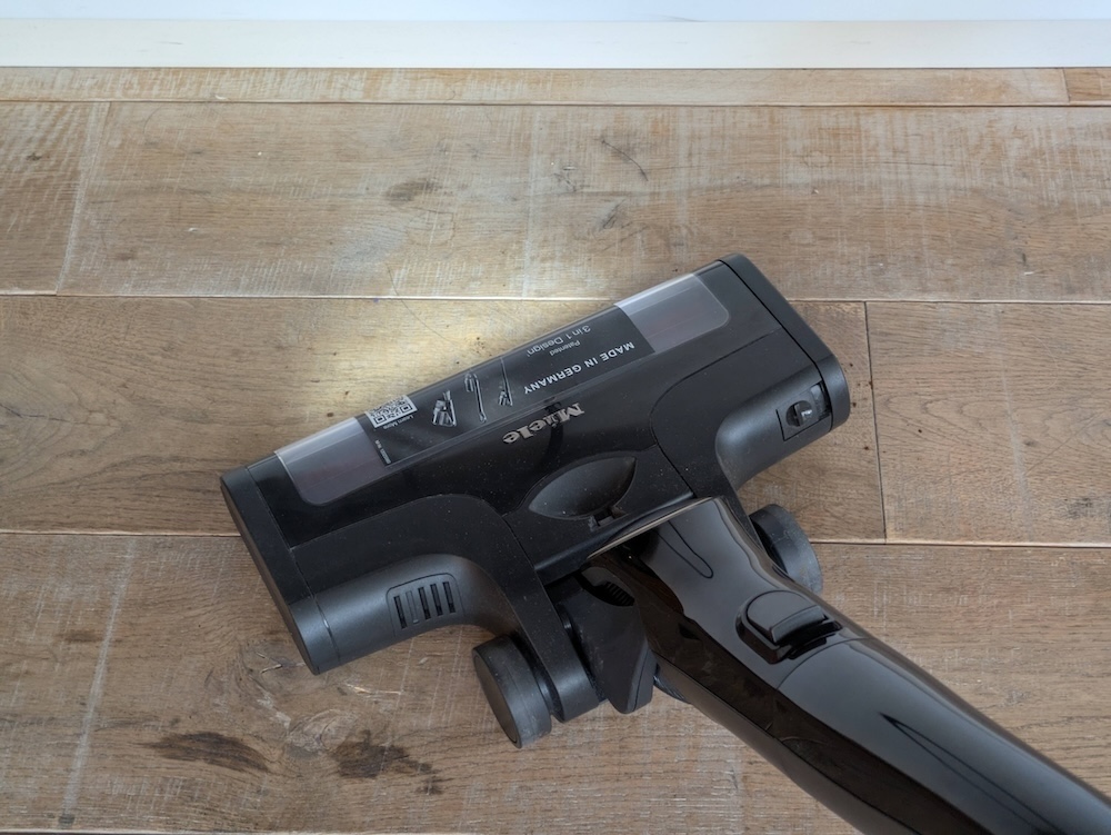 Triflex HX2シリーズの「Cat & Dog」と「Pro」に同梱されている床用ブラシには、LEDライトを搭載。床面のゴミを視覚で把握しやすい