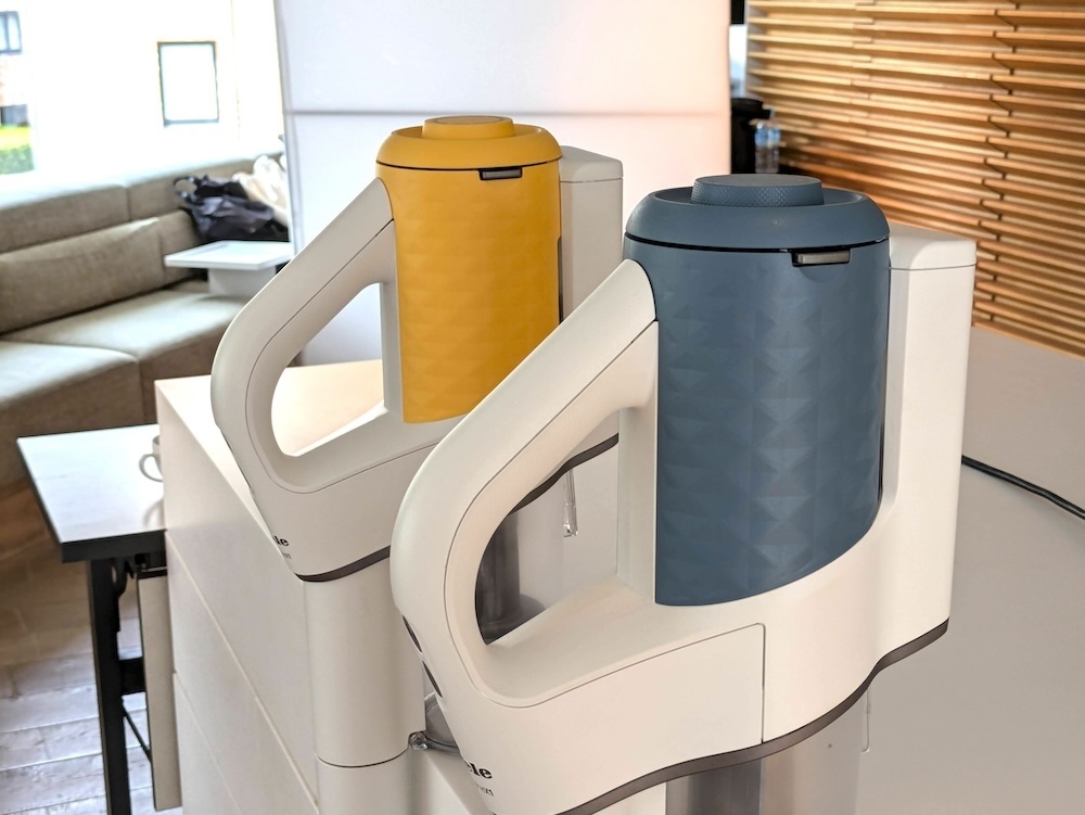 写真の奥が直販限定モデルの「Duoflex HX1 サンセットイエロー」