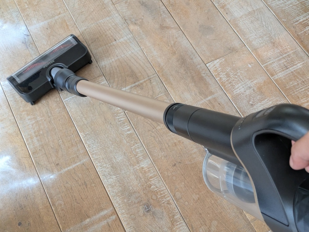 フローリングに撒かれた粉を、ストレスなくどんどん吸い込んでいく