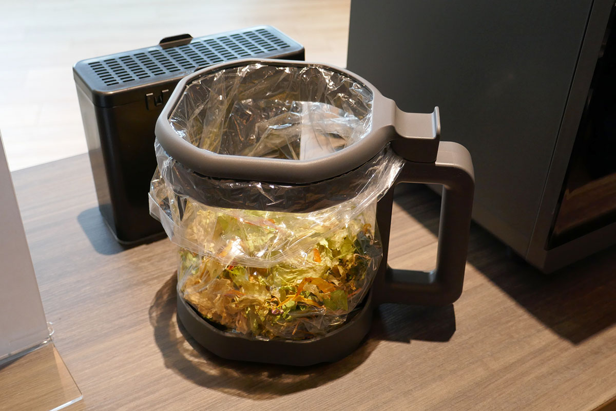 ホルダー型容器にポリ袋をセットしたところ